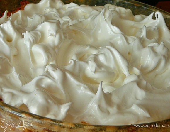 Выложить взбитые белки на пирог,придав им форму волн и завитушек.Поствить запекать в духовку при 180 гр.на 15 минут.