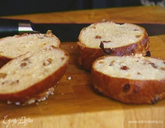 Булочки разрезать вдоль пополам.