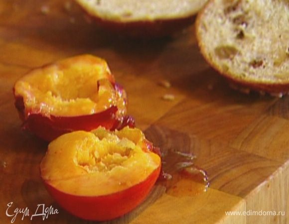 Нектарины разрезать пополам, вынуть косточки.