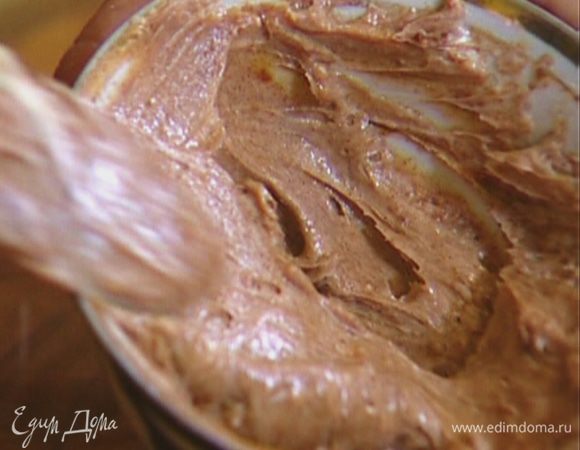 К предварительно размягченному сливочному маслу добавить 1 ст. ложку сахарной пудры и корицу, перемешать.