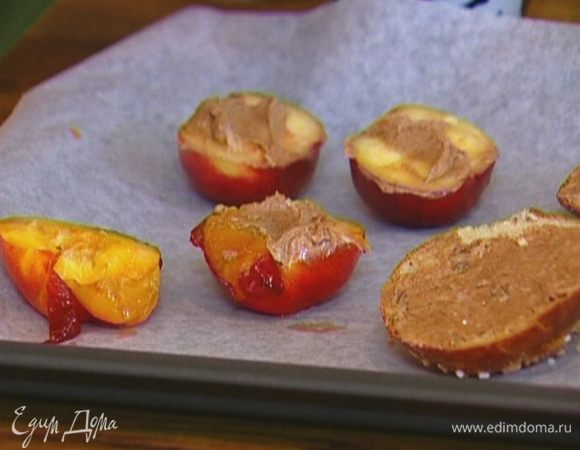 Намазать половинки булочек и нектаринов коричным маслом.