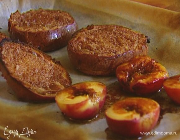 Выстелить противень бумагой для выпечки, уложить на него булочки и нектарины и отправить под гриль на 5 минут.