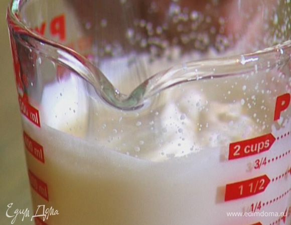Сливки взбить миксером в крепкую пену.