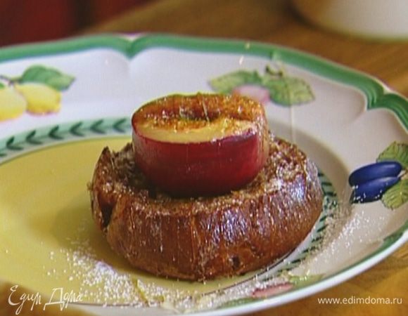 На каждую половинку бриоши выложить нектарин, посыпать оставшейся сахарной пудрой, добавить немного меда. 