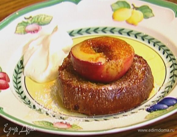 Подавать со взбитыми сливками.