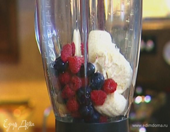 Поместить все ингредиенты в блендер и взбить. 