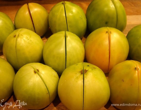 Начну с фаршированных помидоров.
Состав:
1 кг зелёных помидоров,
по пучку кинзы, базилика и сельдерея,
1 головка чеснока,
1 стручок острого перца,
3 лавровых листа и 
2 ст.л. соли.
Есть два способа засолки помидоров. Первый-в рассоле, второй-в собственном соку. Мне достались суховатые помидоры и я побоялась, что собственного сока на засолку не хватит. Если у вас помидоры сочные, то готовьте вторым способом, так гораздо вкуснее. Итак, надрежьте помидоры вдоль почти до плодоножки так, чтобы помидор держал форму. Для засолки в собственном соку хорошенько просолите разрез помидора. 