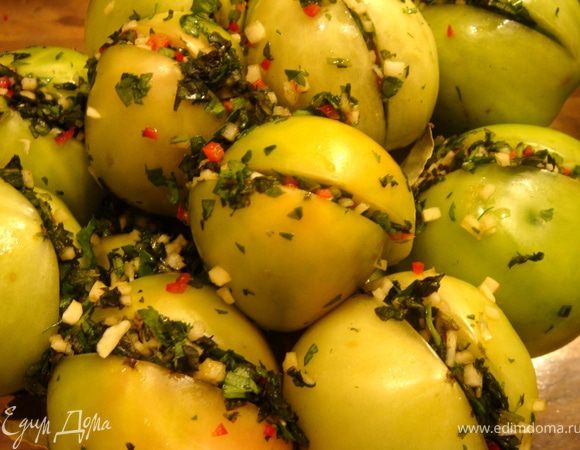 Помидоры нафаршируйте начинкой и уложите в кастрюлю или банку с очень широким горлом, добавьте лавровый лист. Если вы готовите помидоры в собственном соку,то посыпьте их оставшейся солью, прикройте тарелкой и поставьте сверху груз. Для засолки в рассоле, растворите соль в кипячёной воде (я заливала и горячей и холодной- разницы не почувствовала), залейте помидоры рассолом полностью и поставьте под гнёт. На 1 кг помидор мне хватает 1-1,2 л воды. Если хотите смягчить кислоту, добавьте в рассол 1 ст.л. сахара. Оставьте помидоры на 3-4 дня при комнатной температуре для брожения. Затем можно убрать в холод. Через 10-15дней с момента засолки помидоры готовы к употреблению. Хранятся они под пластиковыми крышками в холодильнике или погребе.