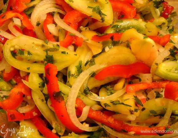 Теперь приступим к салату.
Состав:
0,5 кг зелёных помидоров,
по 0,2 кг болгарского перца и репчатого лука,
полголовки чеснока,
пол стручка острого перца (или заменить красным острым перцем),
1,5-2 ч.л. хмели-сунели,
1 ч.л. уцхо-сунели,
пучок кинзы,
по 50 мл винного уксуса и подсолнечного масла,
0,5 ст.л. соли.
Нарежьте овощи полукружками. Посолите, добавьте нарезанную зелень, репчатый лук и перец. У меня осталась 3 ст.л.зелени от солёных помидор и я воспользовалась ей. Хмели-сунели правильного состава и хорошего качества и уцхо-сунели. Добавьте в салат растительное масло и винный уксус. Хорошенько перемешайте и поставьте под гнёт на 1-2 дня при комнатной температуре. Затем переложите салат в баночку и в холодильник. Через неделю салат готов! Приятного аппетита!