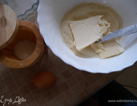 1. Замесить тесто. Мягкое масло перетереть с мукой. Добавить остальные ингр. 