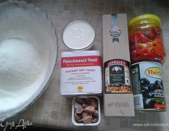  Готовим продукты. Муку просеять смешать с дрожжами (очень рекомендую такие как на фото). Кефир немного нагреть, добавить соль и сахар. Замесить тесто. Муку пересыпать в глубокую миску, сделать выемку, влить туда кефир и замесить. Затем вмесить понемногу вливая масло (кстати, на фото масло, которое я получила от торговой марки Борхес. Помните конкурс "Средиземноморский вкус - вкус Борхес :-))). Поставить  тесто в теплое место на 1.5 часа. Можно накрыть плотным полотенцем. 