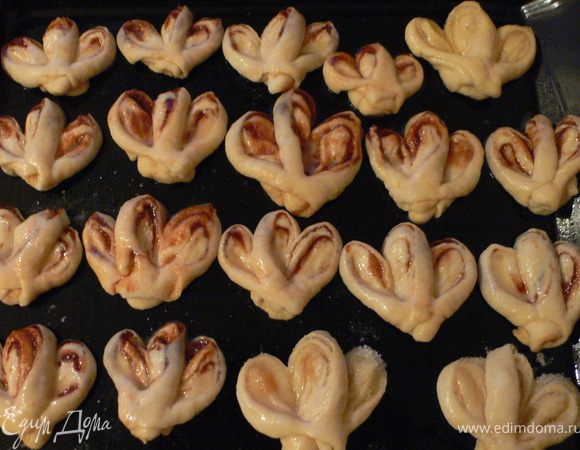 Выложить на противень и дать подойти. Смазать плюшки желтком или сладкой водой. Выпекать при t-200 10-15мин.