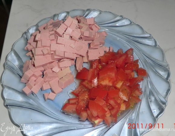 Выкладываем аккуратно ложкой гнезда на противень, предварительно смазанный растительным маслом Режем мелко нашу начинку (колбасу, помидоры.