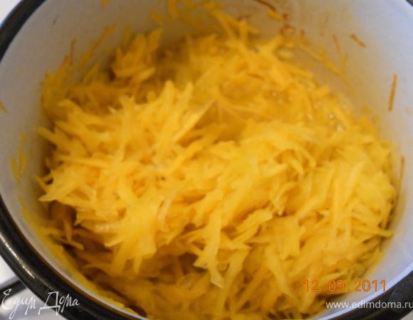 тыкву очистить, натереть на терке и припустить до размягчения