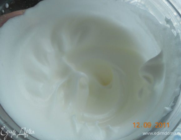 яичные белки взбить, постепенно добавляя сах. пудру