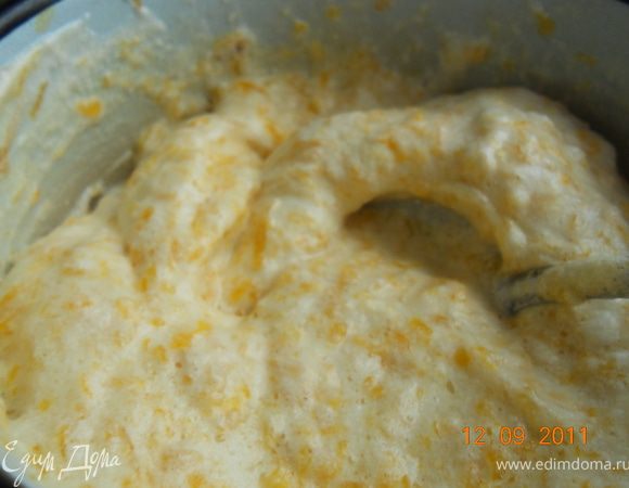 взбитые белки соединить с тыквой и аккуратно перемешать