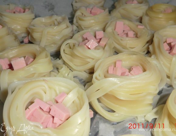 Выкладываем аккуратно колбаску. 