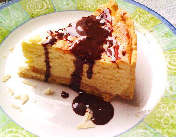 Чизкейк по желанию можно украсить, хотя он и так хорош)) Можно посыпать миндальными лепестками, полить шоколадным или другим сиропом, украсить ягодами, взбитыми сливками))) Приятного аппетита!