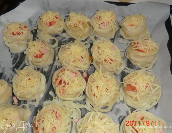 Натираем сыр на крупной терке и посыпаем сверху наши гнездышки. Ставим в предварительно разогретую до 180градусов духовку на 5-7 минут (смотрите, чтобы сыр полностью расплавился, тогда готово).