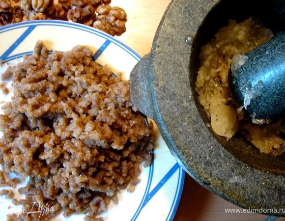 Орехи пропустить через мясорубку(!)или растереть в ступке.Острый перец и траву мелко порубить.Дополнительно к такому пхали можно добавить мелко рубленной мяты(ок.1 ст.л.).Специи растереть с солью в ступке,затем добавить чеснок и перетереть всё вместе.