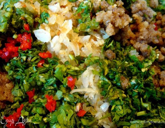 Лук мелко нарезать,переложить в сито и обдать кипятком.В миске соединить все ингредиенты.Добавить уксус по вкусу.Убрать в холодильник.Подать можно в виде небольших"котлеток",украсив их зёрнами граната или кизилом.Приятного аппетита!