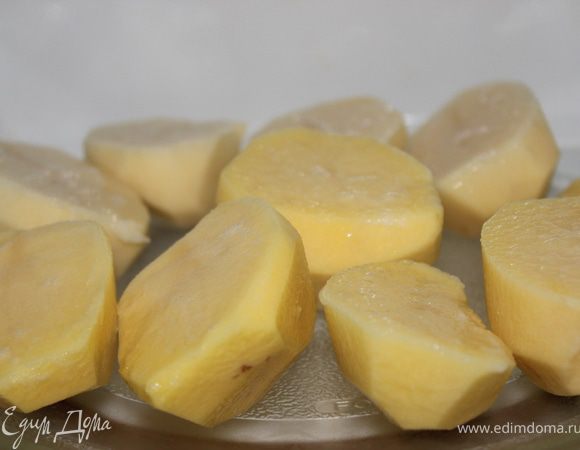 Выложить картофель на вращающийся поднос и прогревать 3 минуты на высокой мощности в СВЧ.