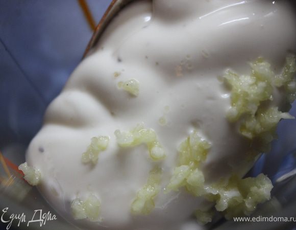 Чеснок выдавить при помощи чеснокодавилки и смешать с майонезом.