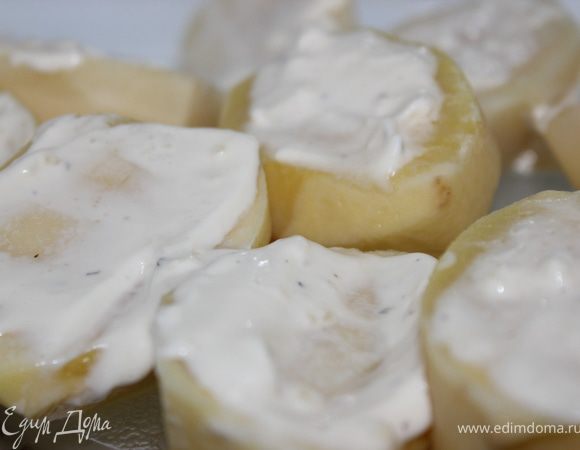 Смазать тонким слоем этой смеси каждую половинку картофеля и выпекать 9 минут при полной мощности...Я через каждые три минуты проверяла готовность картофеля.