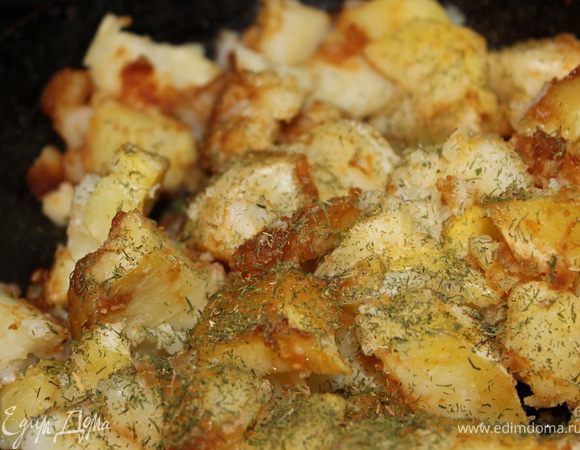 Далее, на сковородку вылила 2 ст.л. соевого соуса и 1 ст.л. раст.масла. Порезала на кусочки наш картофель и поджарила минутки 2 в соевом соусе. Присыпав еще сухим укропчиком картофель.