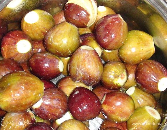 Инжир помойте, отрежьте верхушки.