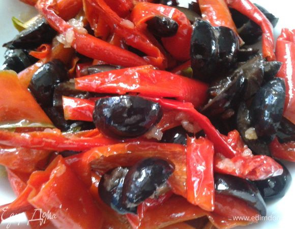 Перемешать с перцем. Оставить на некоторое время (Пока подходит тесто) чтобы все подружилось. 