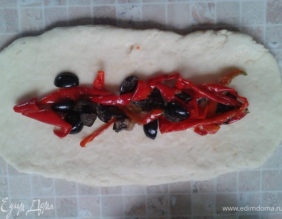 Тесто разделить на три части. Раскатать длинные лепешки по сантиметру толщиной и выложить на них начинку. Начинки вообще лучше побольше... я не рассчитала...