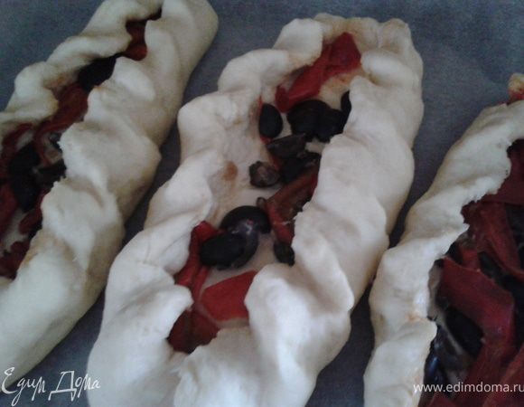 Края позащипывать как "ложный вареник". Поставить на полчаса, чтобы подошло. 