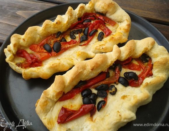 Выпекать при 180 около 15 минут. Если вы раскатаете толще или дольше будете выпекать то перцы могут пересохнуть.