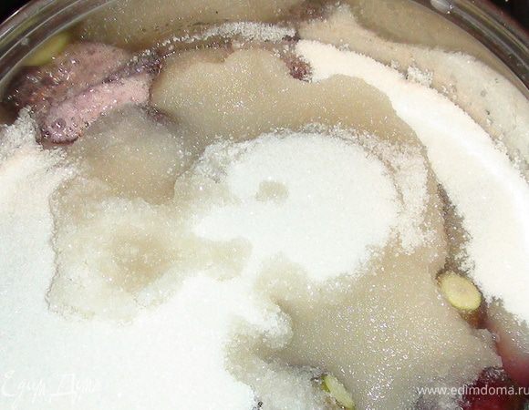 Засыпьте инжир сахаром, добавьте воду и поставьте на очень медленный огонь.