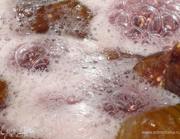 Доведите до полного растворения сахара и до кипения, варите 5 минут и выключите нагрев. Снимите пену.