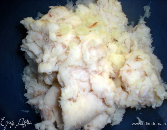 Филе и лук пропустить через мясорубку.