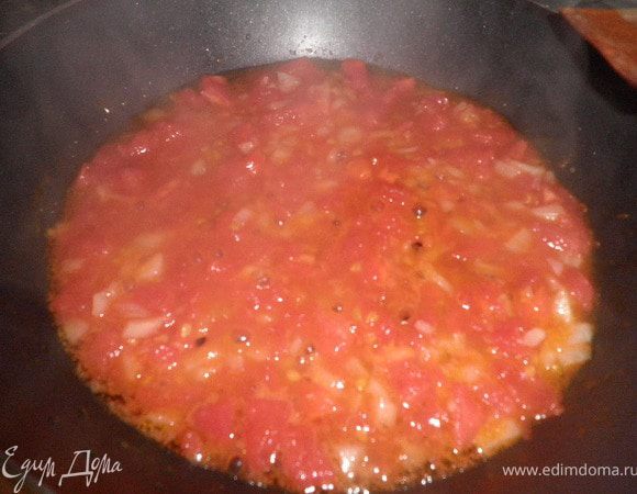 Помидоры очистить от кожицы и нарезать на мелкие кубики.
Налить в сковородку 1 ст.л. оливкого масла и потушить помидоры.Очищенный лук измельчить как можно меньше и добавить к помидорам.Тушить смесь 4-6 минут.

