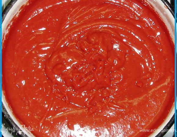 Для начала приготовим крем…Молоко ставим на медленный огонь и растворяем в нём варёную сгущёнку. 
Белки взбиваем с сахаром и «Сметафиксом».
В горячее молоко тонкой струйкой вливаем белковую массу, не прекращая взбивать. Затем всыпаем по чуть-чуть муку и всё время взбиваем. Добавляем краситель, хорошо размешиваем до однородного цвета.
Загустевший крем снимаем с огня и ставим остужаться.
