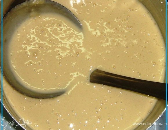 Приступим к приготовлению бисквита. Для этого яйца взбиваем с сахаром, молоком, ванилином, разрыхлителем и подсолнечным маслом. Добавляем муку и тщательно взбиваем. Делим тесто на две равные части. 