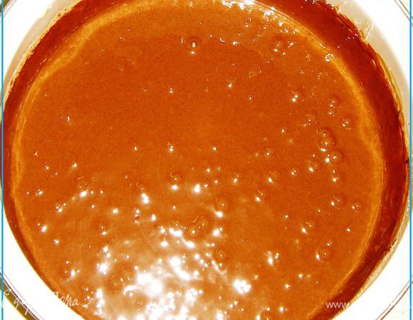 В одну добавляем какао и красители.