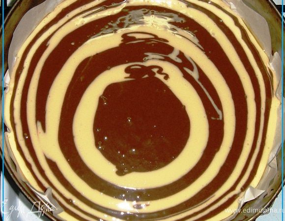 Духовку разогреваем до 200 градусов. Форму застилаем пергаментом, смазываем его подсолнечным маслом. Наливаем небольшие круги теста в центр формы, чередуя цвета.

