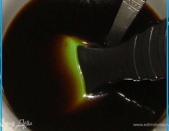 Ставим в духовку, температуру снижаем до 180 градусов и печём 15-20 минут. Нужно выпечь три коржа!
Тем временем готовим пропитку. В горячей воде растворяем сахара и кофе.

