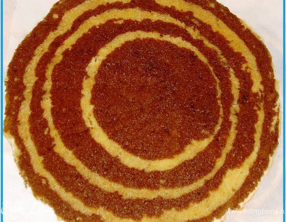 Испёкшиеся коржи хорошо пропитываем сиропом.