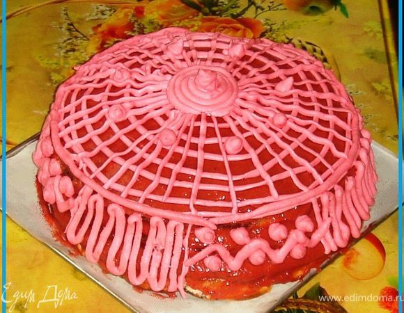 А теперь приготовим крем для украшения тортика. Берём мороженое (подойдёт любое, но лучше всего - ваше любимое))). В мисочке размягчаем мороженое  вилкой и всыпаем в него готовый сметанный сухой крем. Размешиваем и даём постоять смеси 5-6 минут. Затем взбиваем хорошенько миксером и добавляем муку. Крем получается достаточно густым. 
Достаём торт, кулинарный конверт наполняем кремом и начинаем художество))))
Торт отправляем в холодильник на 1-2е суток. Чем дольше он стоит, тем больше и больше пропитывается, однако, сомневаюсь, что сможете ждать так долго! Ведь торт невероятно вкусный!!!!!!!!!!!!
Удачи всем в кулинарных делах!!!

