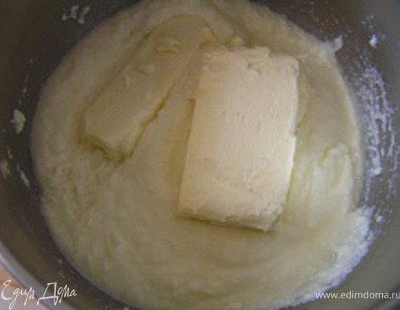добавить размягченное сливочное масло,