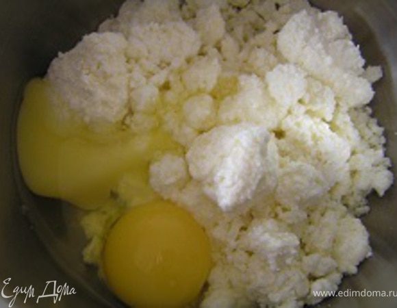 А пока приготовить начинку. Творог взбить с яйцами,