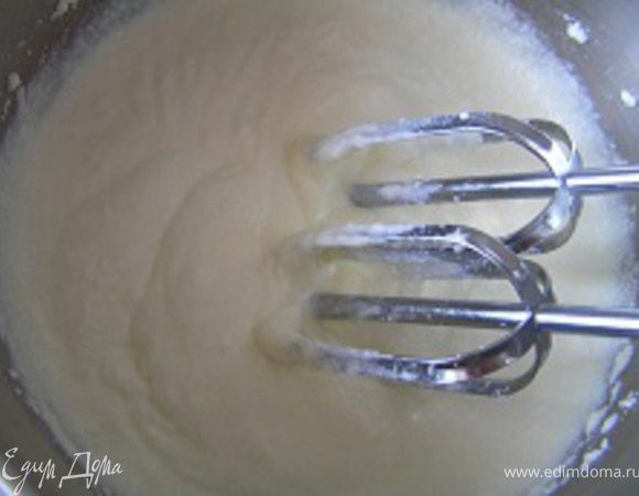 добавить сахар, еще взбить.