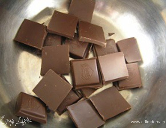Шоколад растопить на водяной бане, поломав на кусочки;