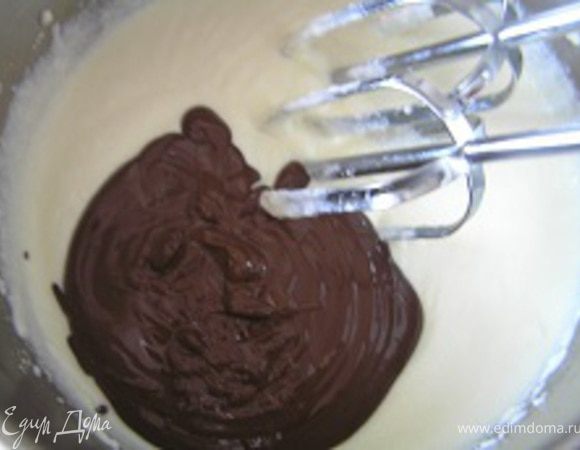 добавить в творожную массу, взбить.